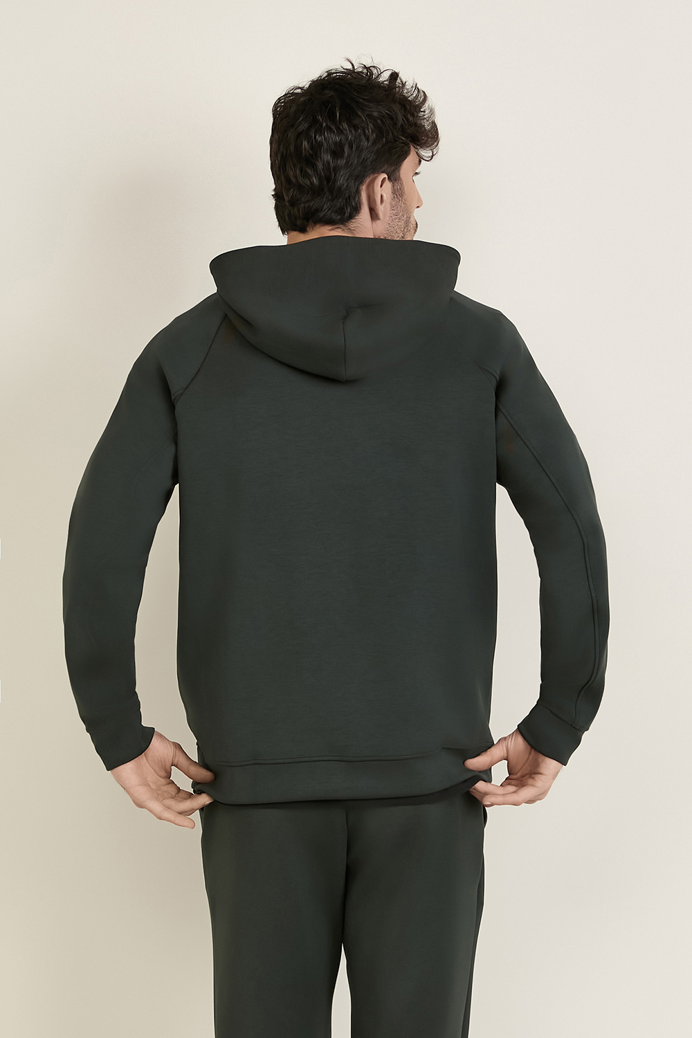 תמונת דוגמן אחורית של Smooth Spacer Pullover Hoodie