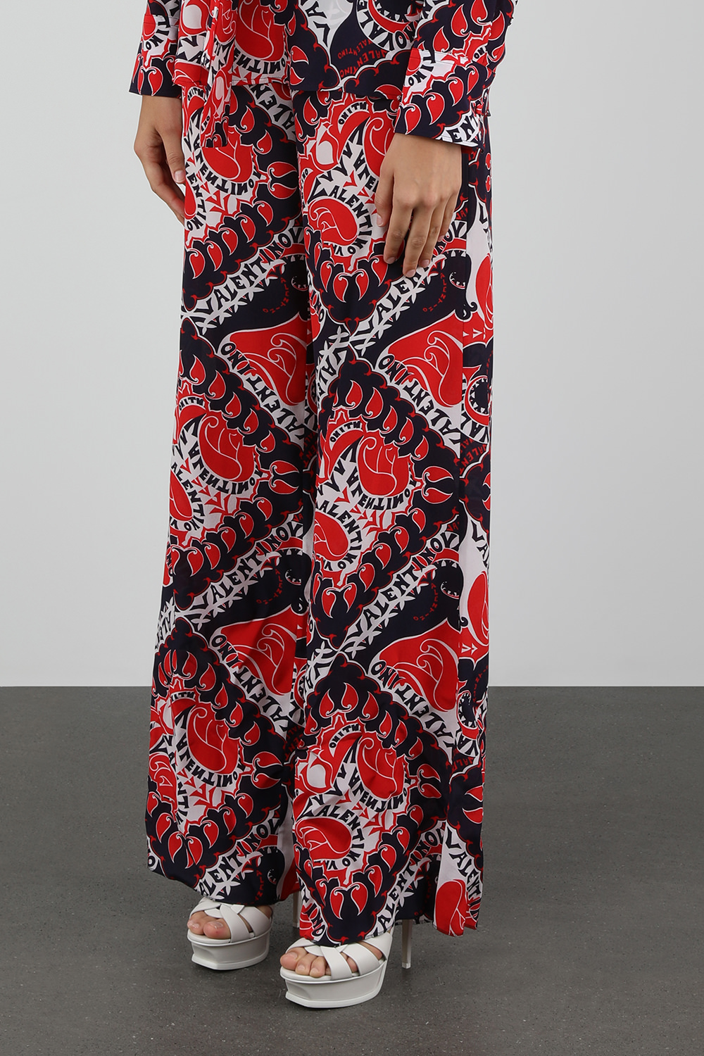 תמונת דוגמן קידמית של מכנסי משי אדומים עם הדפס