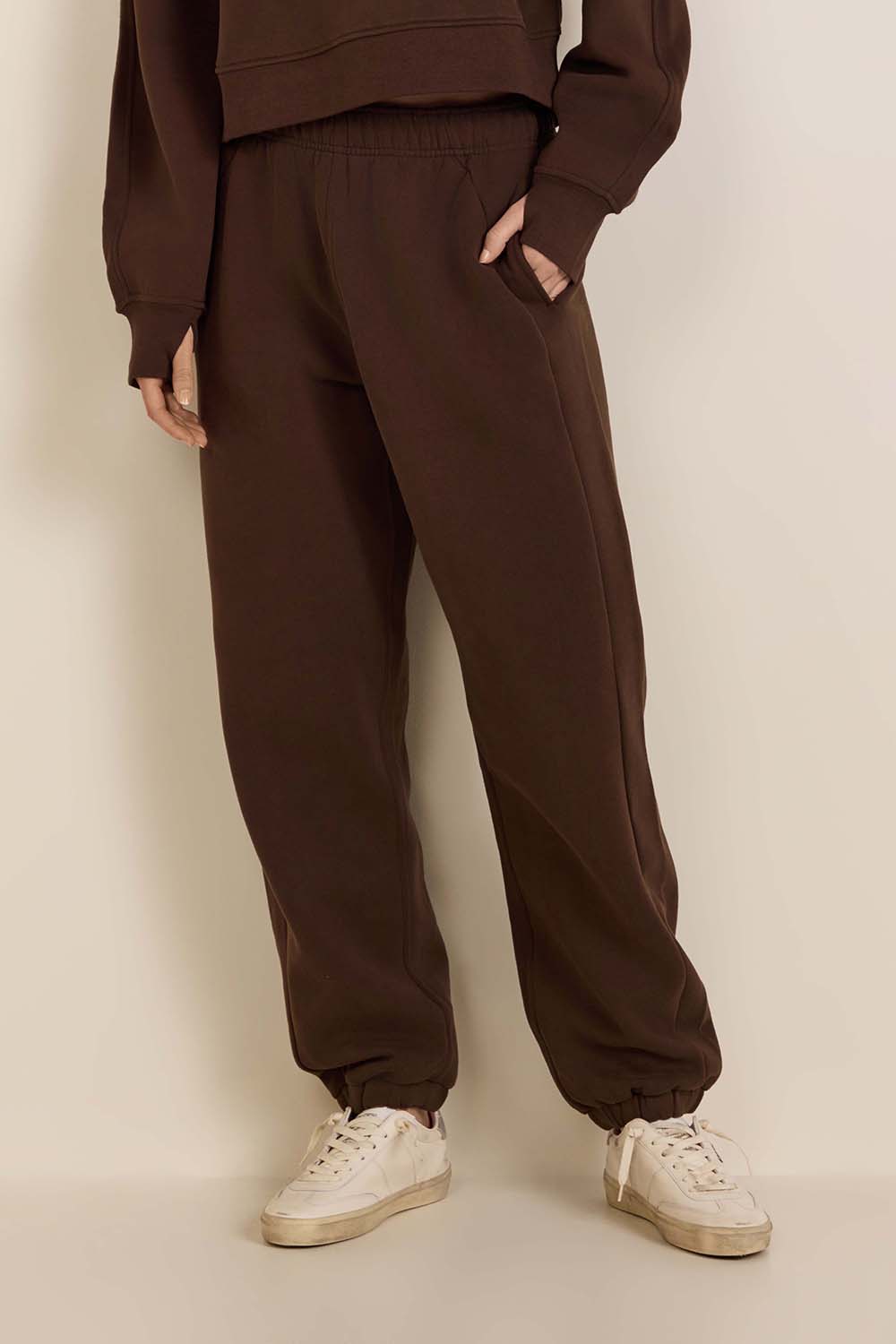 תמונת דוגמן קידמית של Scuba Mid-Rise Oversized Jogger Regular