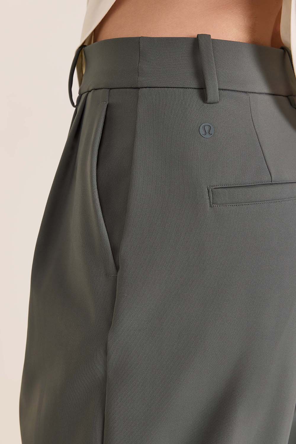 תמונת תקריב דוגמן של Daydrift High-Rise Trouser Regular