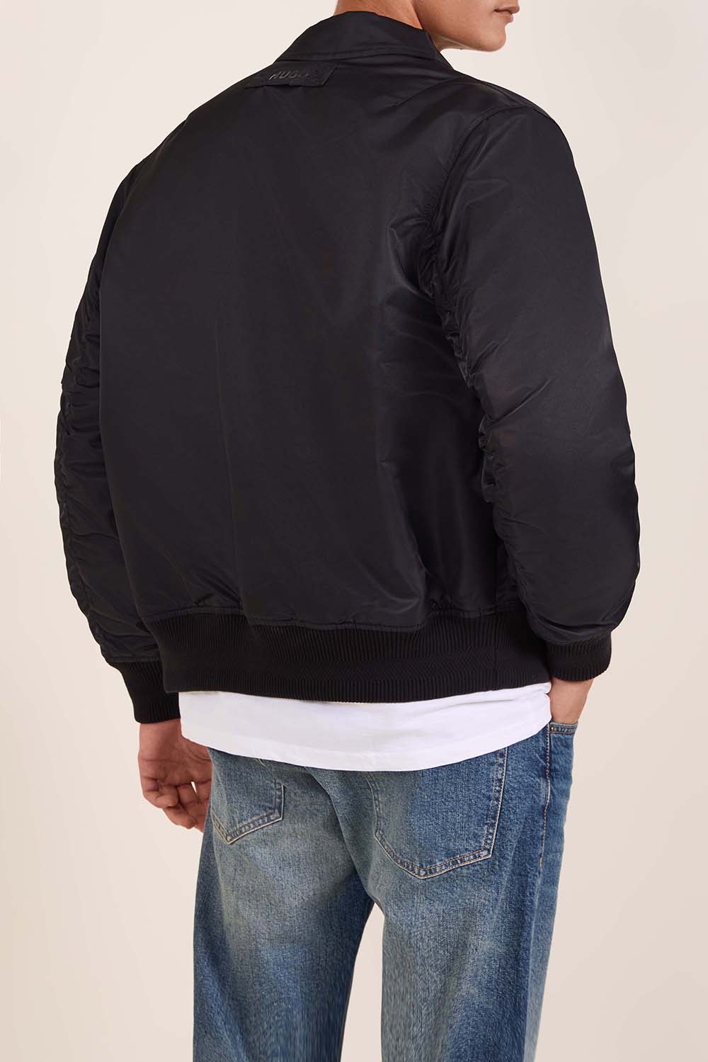 תמונת דוגמן אחורית של ז'קט בומבר ניילון