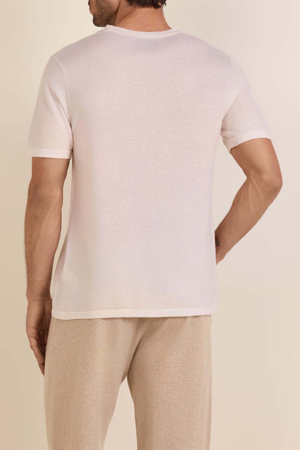 תמונת דוגמן אחורית של חולצת סריג