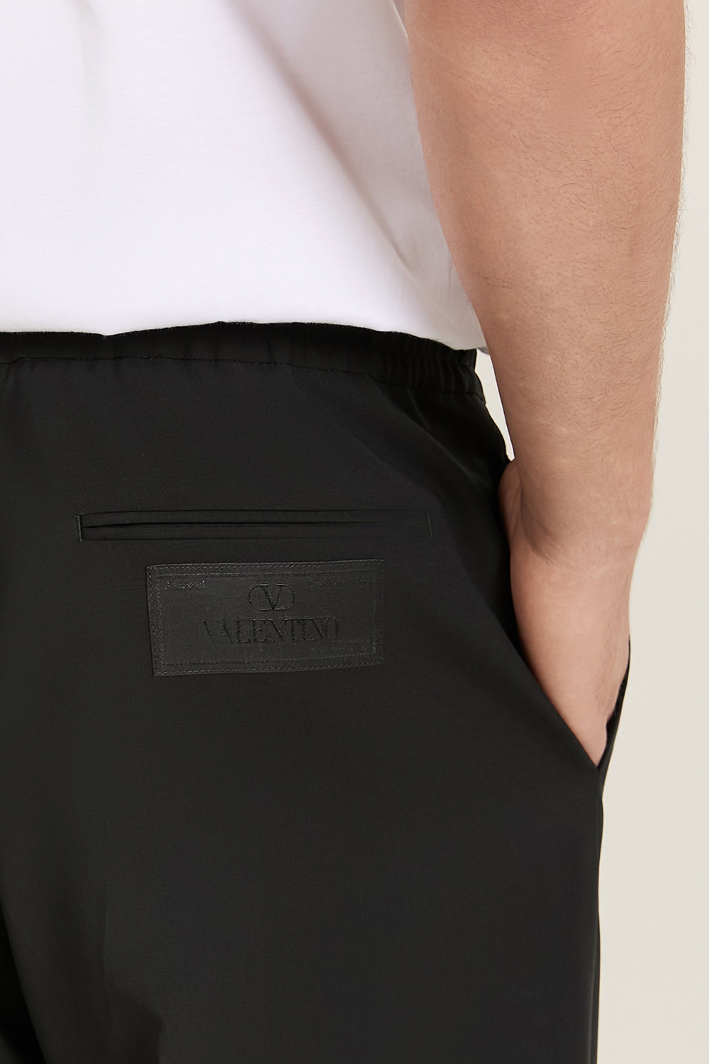 תמונת תקריב דוגמן של מכנסיים ארוכים מצמר