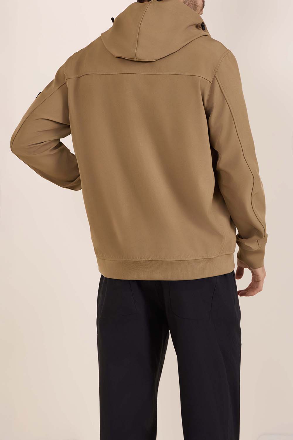 תמונת דוגמן אחורית של ז'קט קפוצ'ון