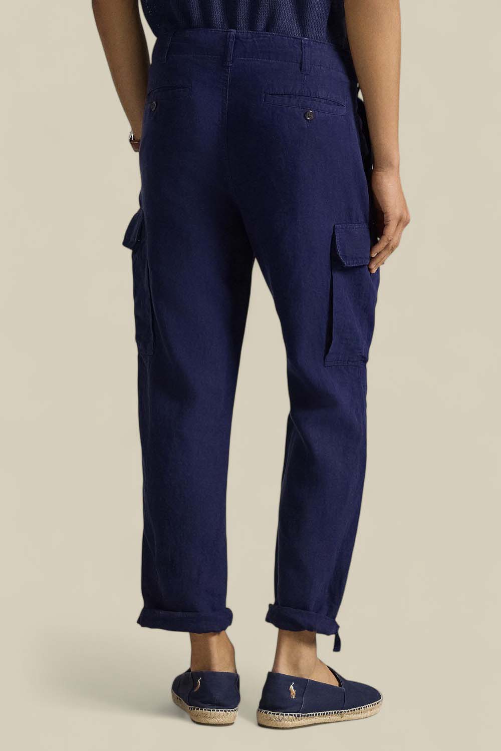 תמונת דוגמן אחורית של מכנסי קרגו מפשתן