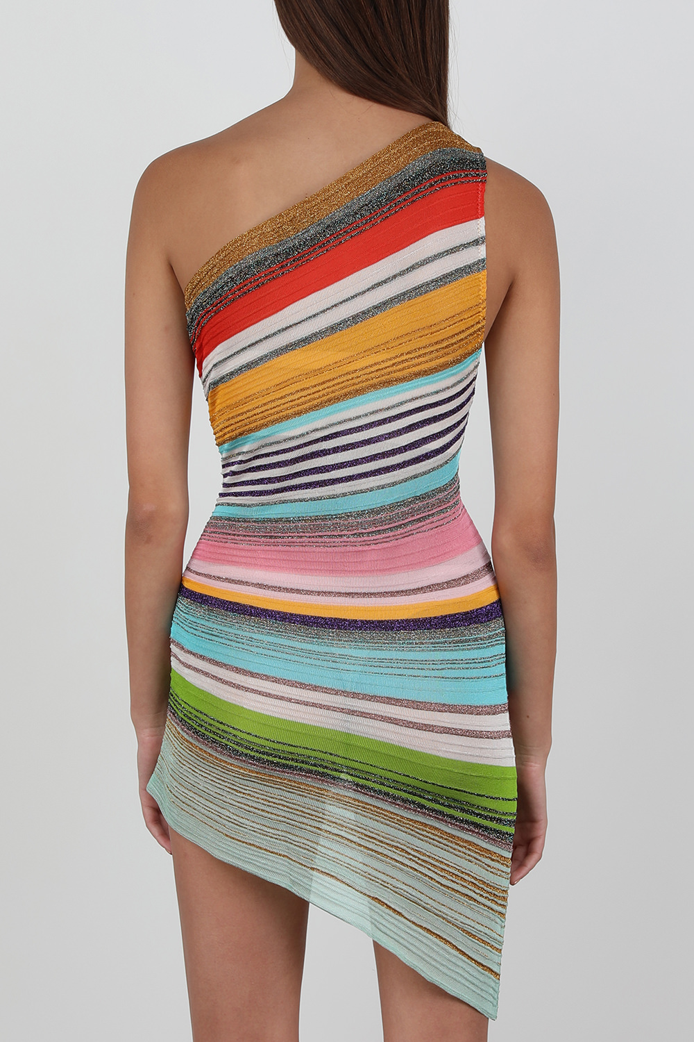 תמונת דוגמן אחורית של שמלת חוף סרוגה א-סימטרית