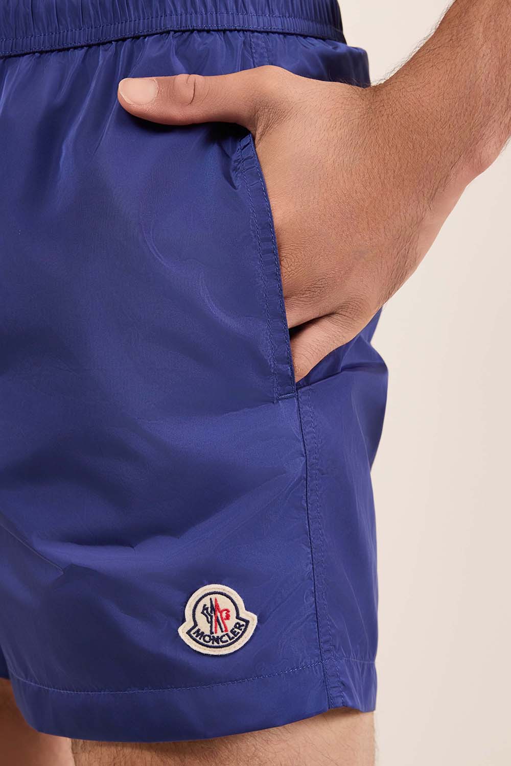 תמונת תקריב דוגמן של מכנסי שחייה