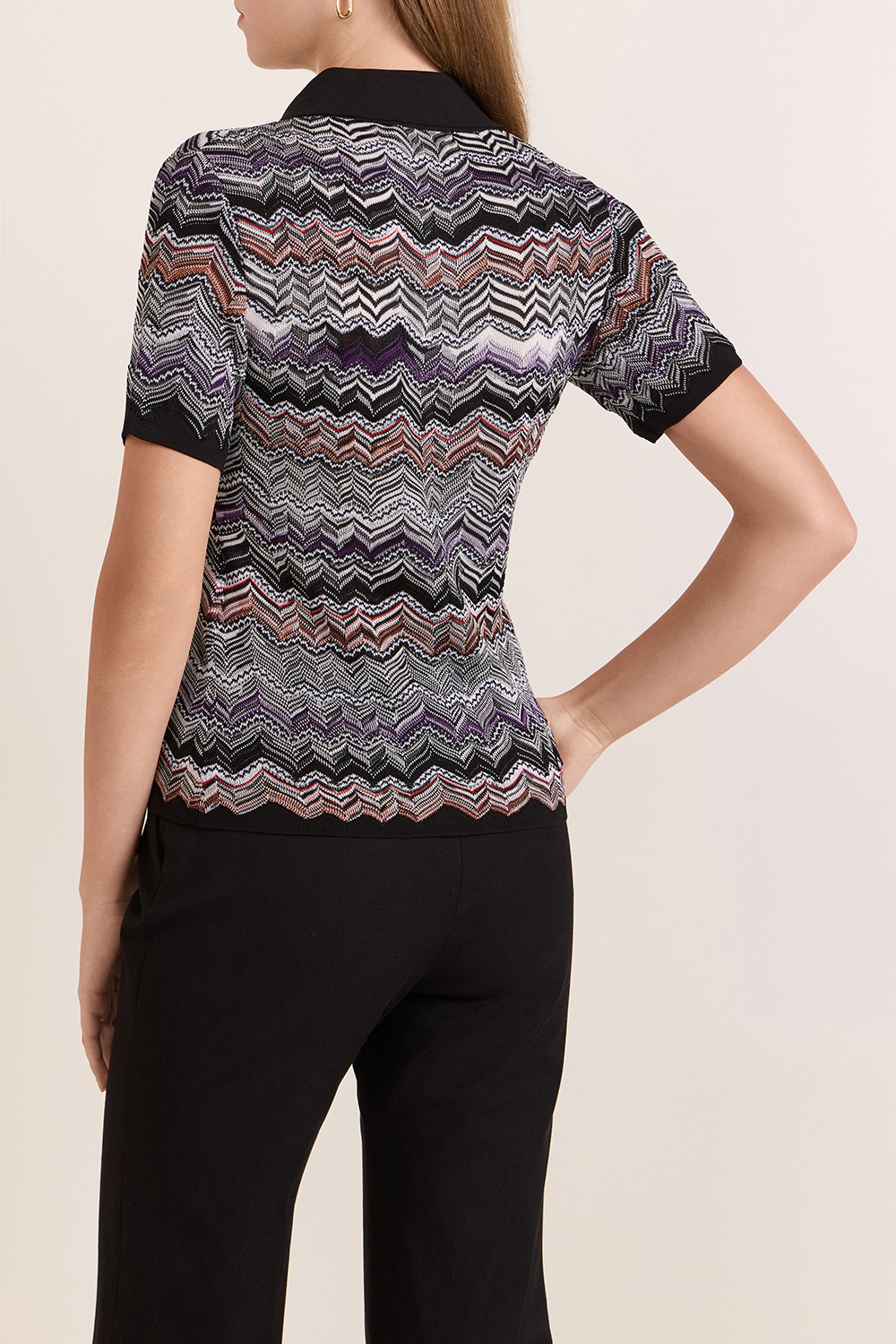 תמונת דוגמן אחורית של חולצת פולו קצרה