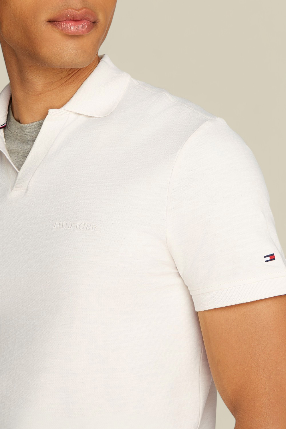 תמונת תקריב דוגמן של חולצת פולו