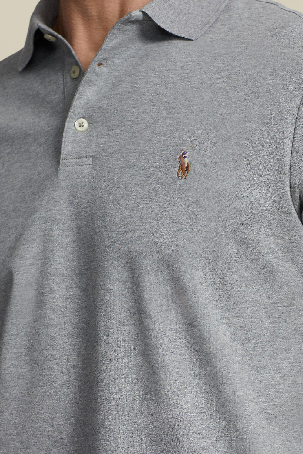 תמונת תקריב דוגמן של חולצת פולו קצרה