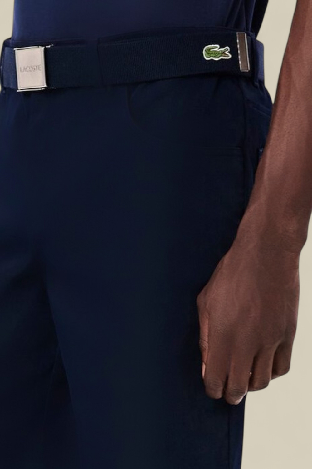 תמונת תקריב דוגמן של מכנסי ברמודה לגולף