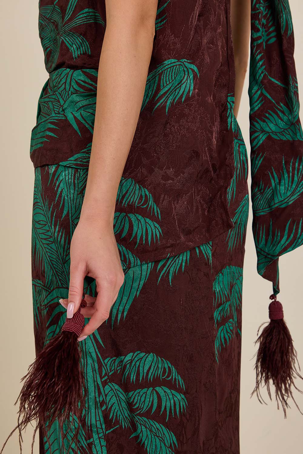 תמונת תקריב דוגמן של שמלת מקסי