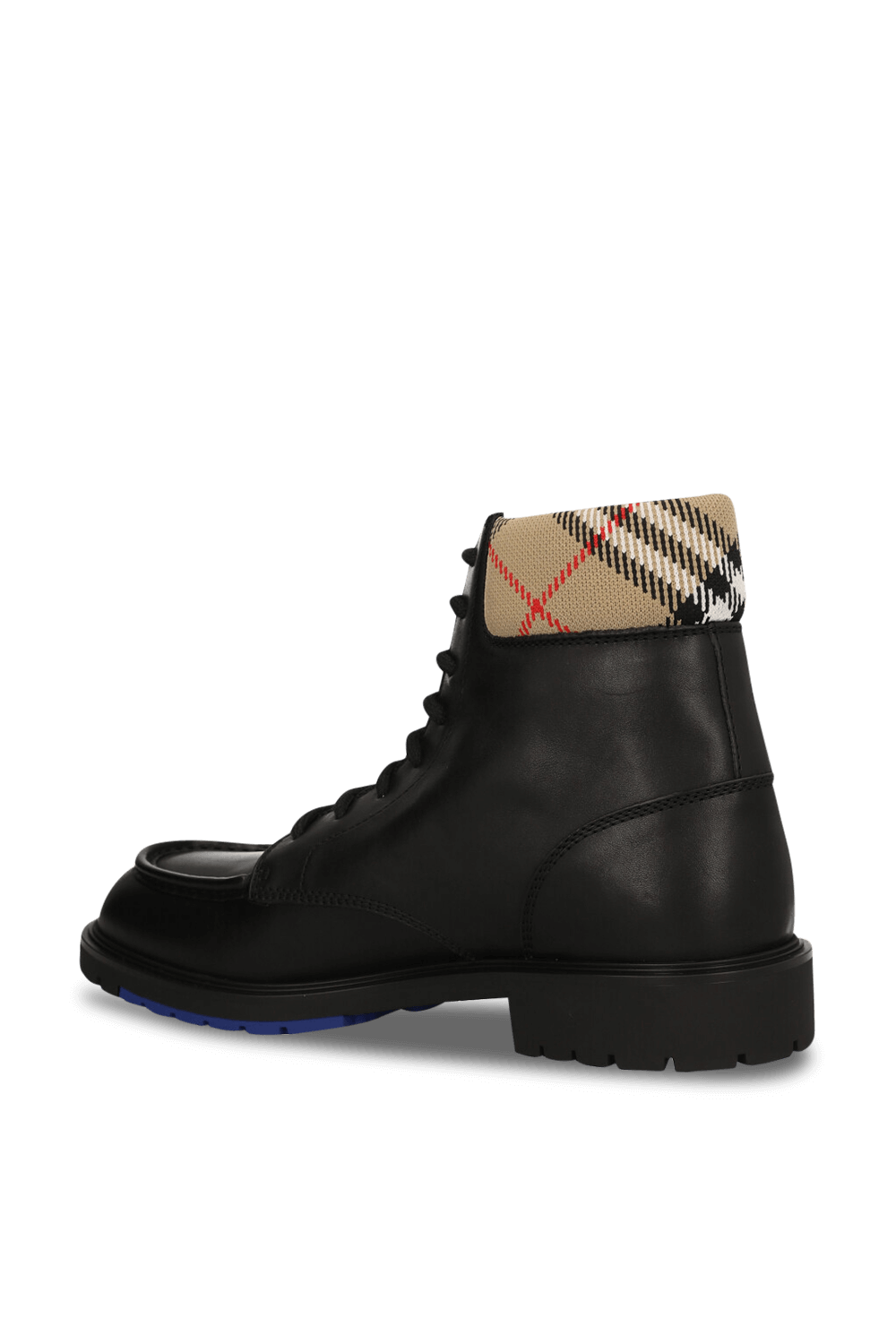 תמונה אחורית של מגפוני קומבט