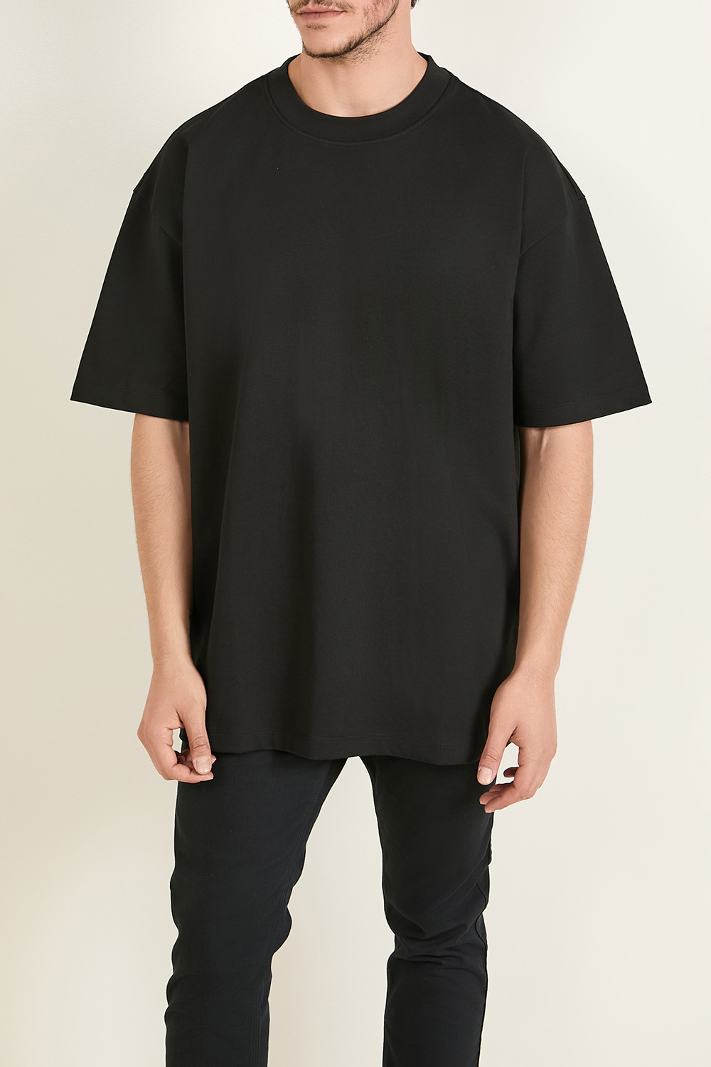 תמונת דוגמן קידמית של חולצת טי אוברסייז