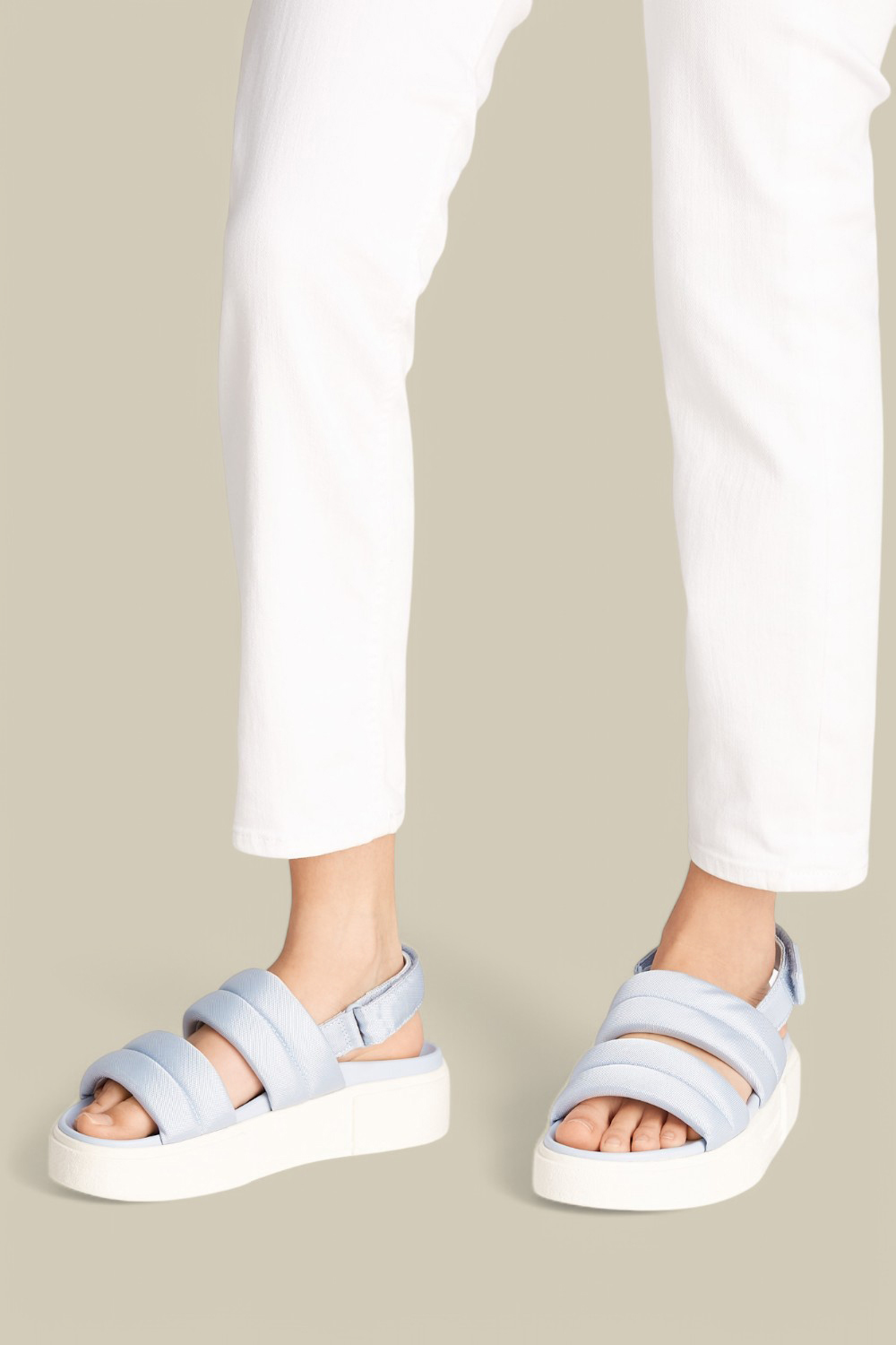 תמונת דוגמן קידמית של סנדלי פלטפורמה