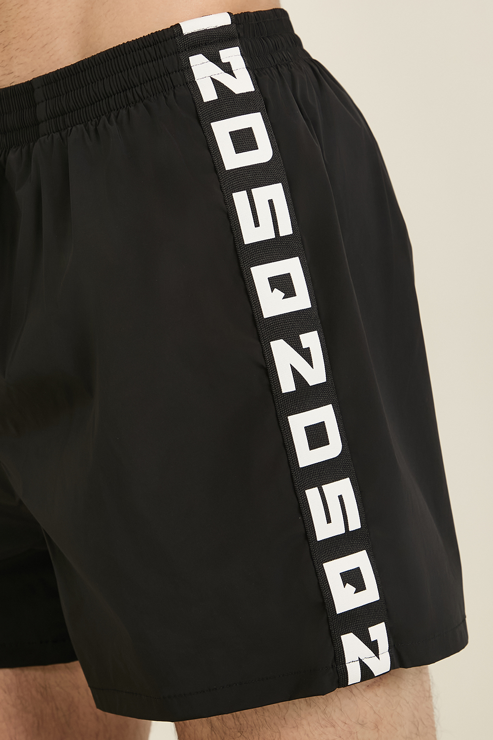 תמונת תקריב דוגמן של מכנסי בגד ים