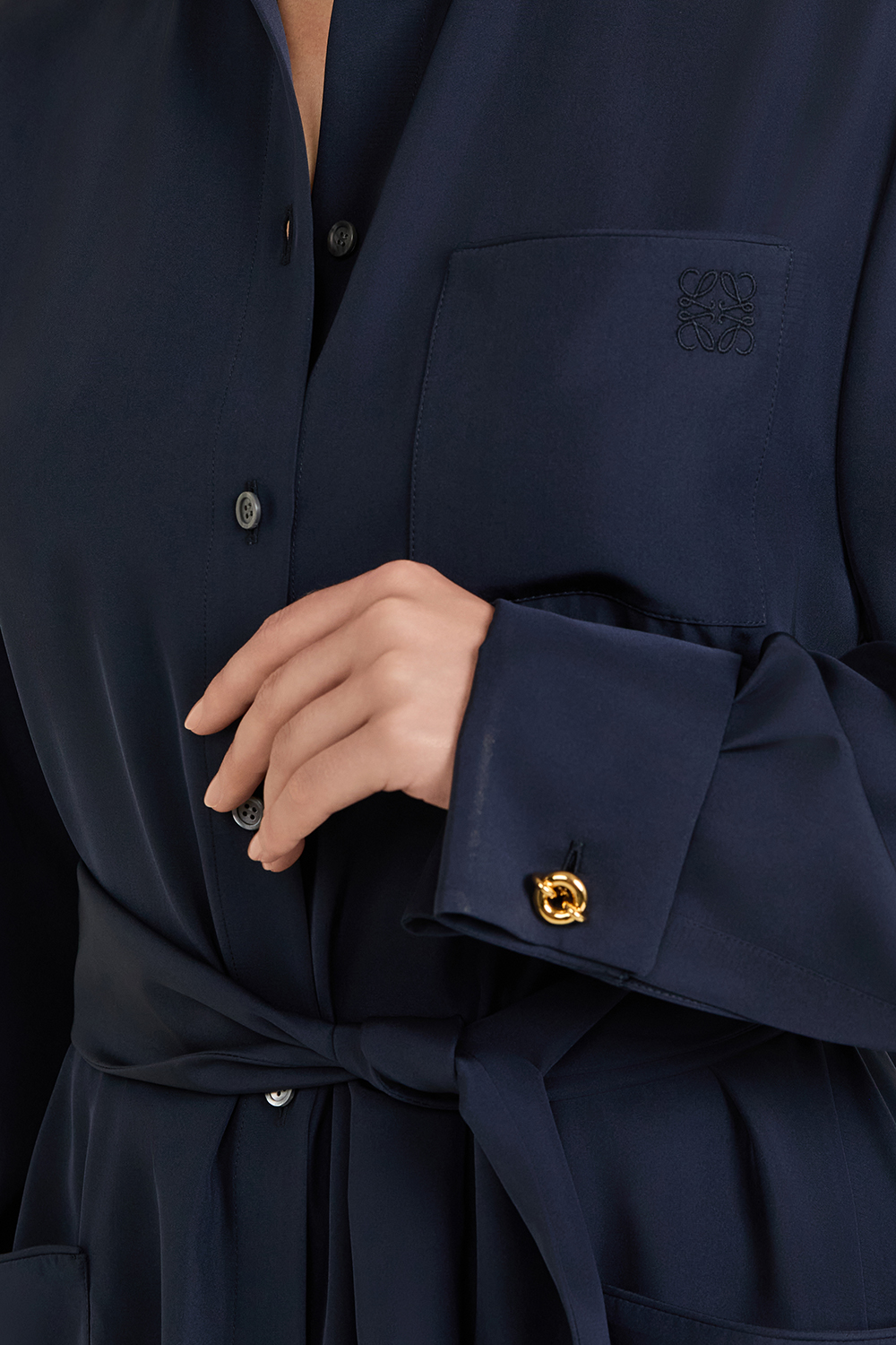 תמונת תקריב דוגמן של חולצת כפתורים ארוכה