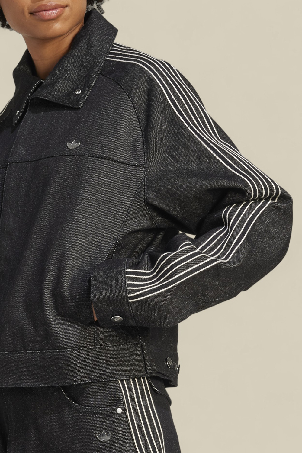 תמונת תקריב דוגמן של ז'קט ג'ינס