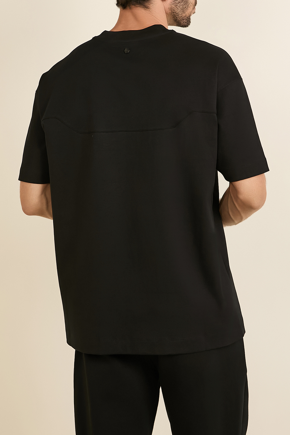 תמונת דוגמן אחורית של חולצת טי אוברסייז