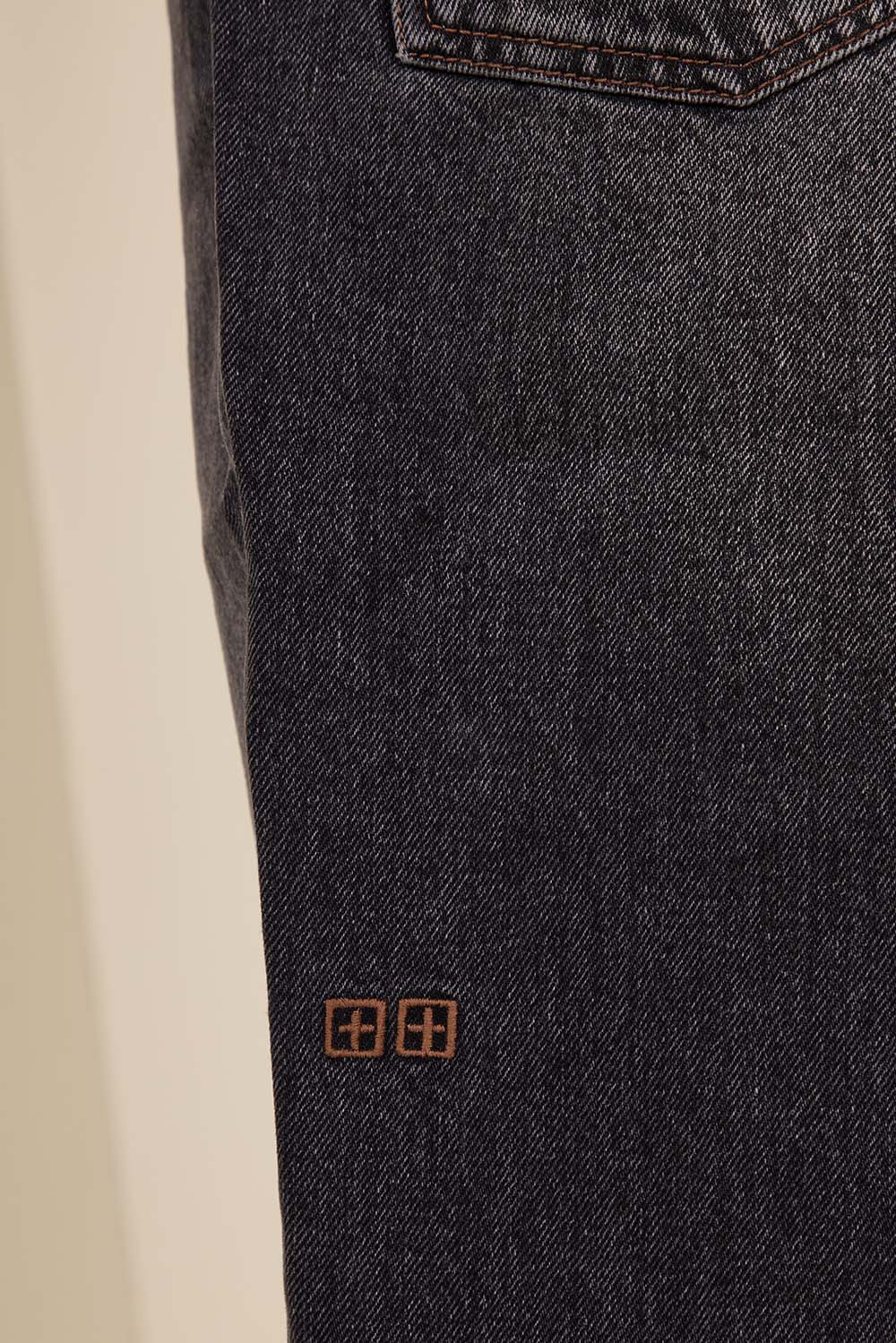 תמונת דוגמן אחורית של מכנסי ג'ינס ישרים