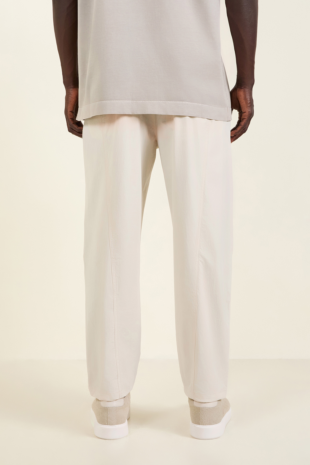 תמונת דוגמן אחורית של מכנסיים ארוכים