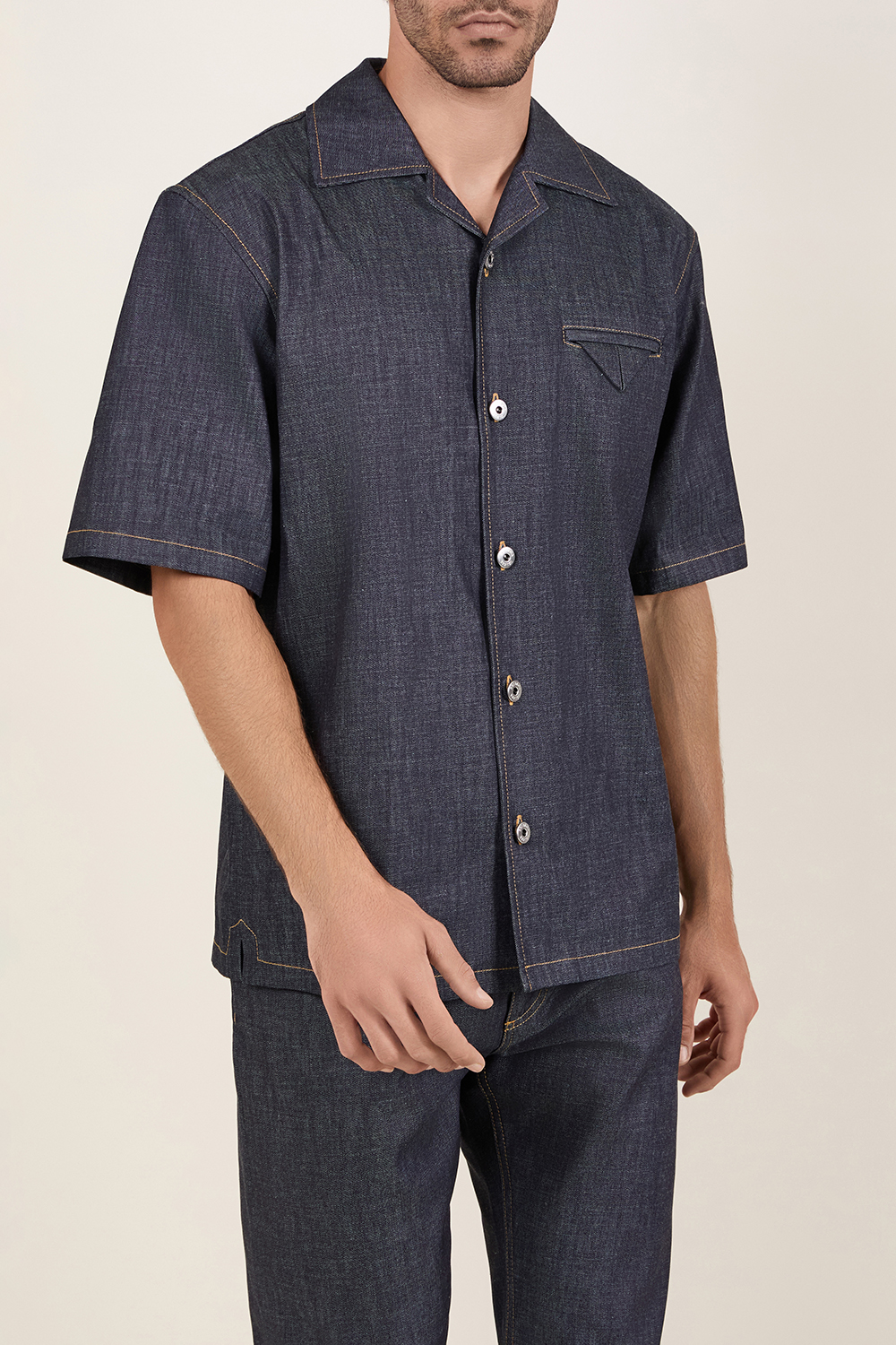 תמונת דוגמן קידמית של חולצת כפתורים ג'ינס