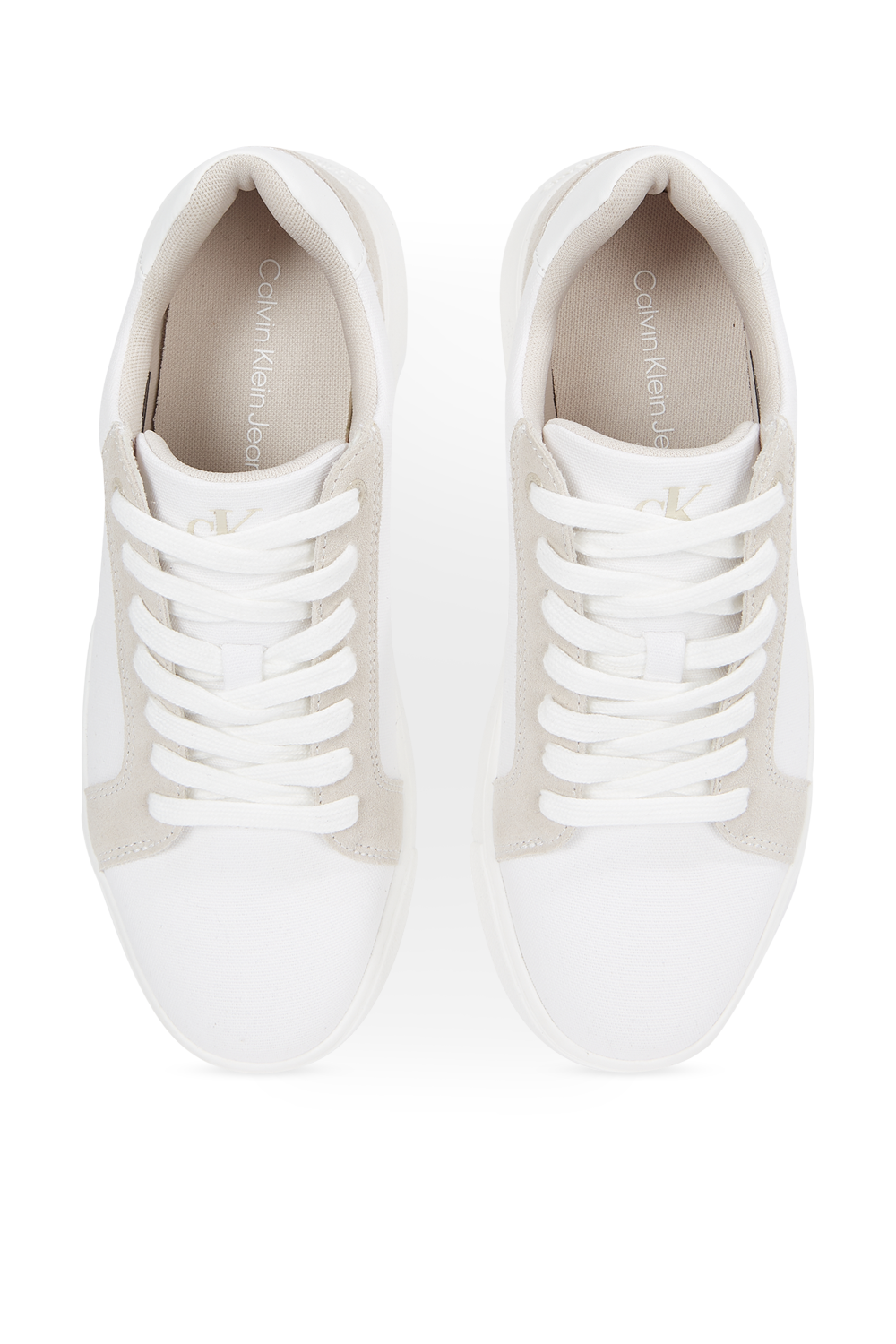 תמונת פנים של נעלי סניקרס