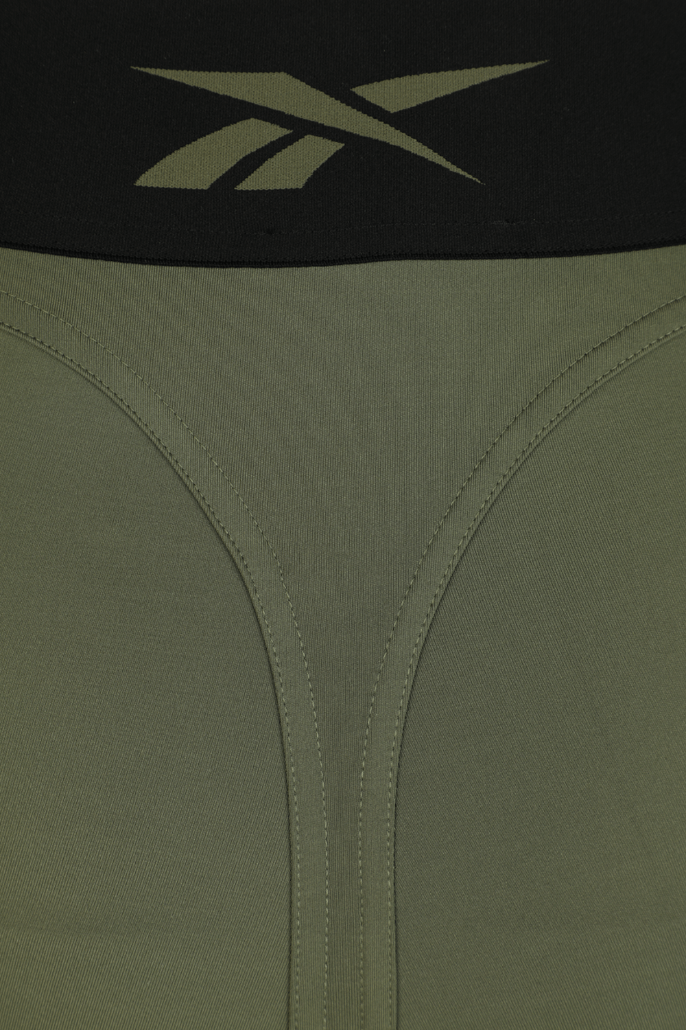 תמונת תקריב של קארדי בי X ריבוק מכנסי טייץ בצבע ירוק - פלאס סייז