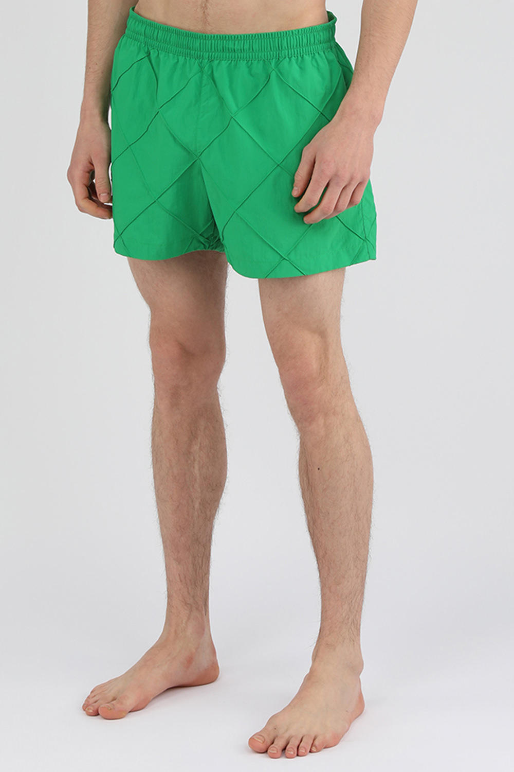 תמונת דוגמן קידמית של מכנסי בגד ים קצרים ירוקים