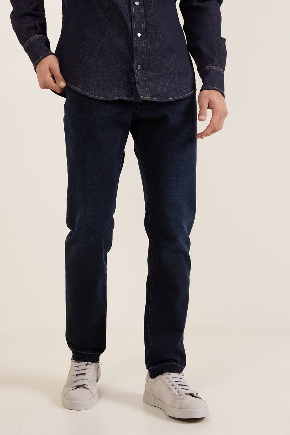 תמונת דוגמן קידמית של מכנסי ג'ינס סלים