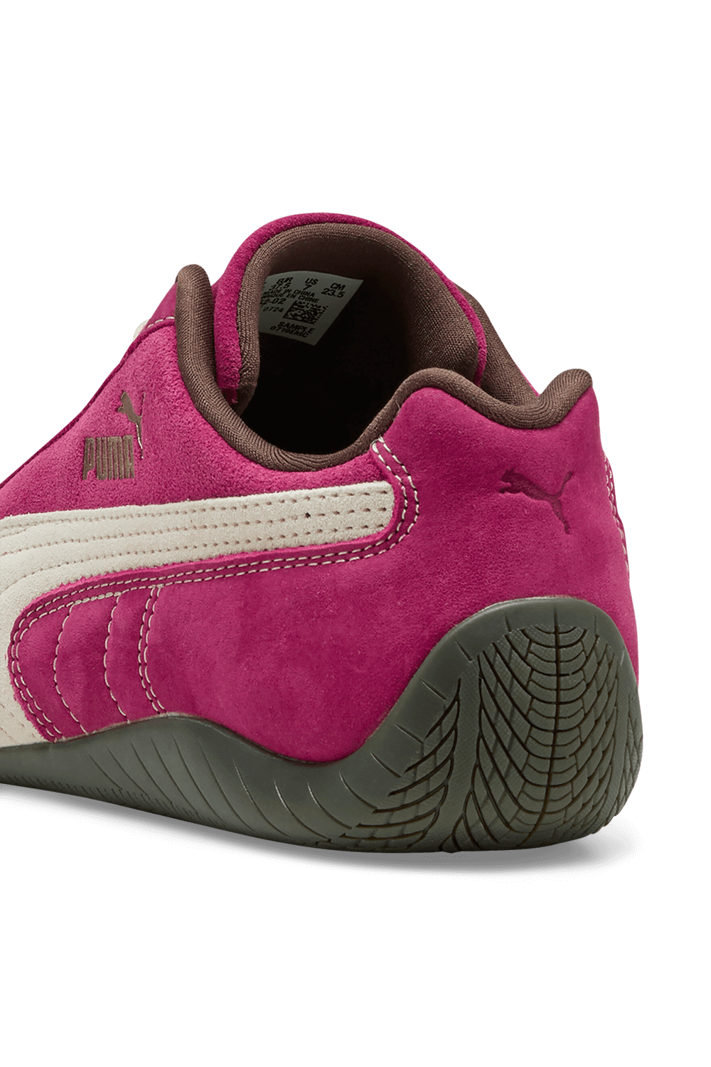 תמונת תקריב של נעלי סניקרס ספידקאט