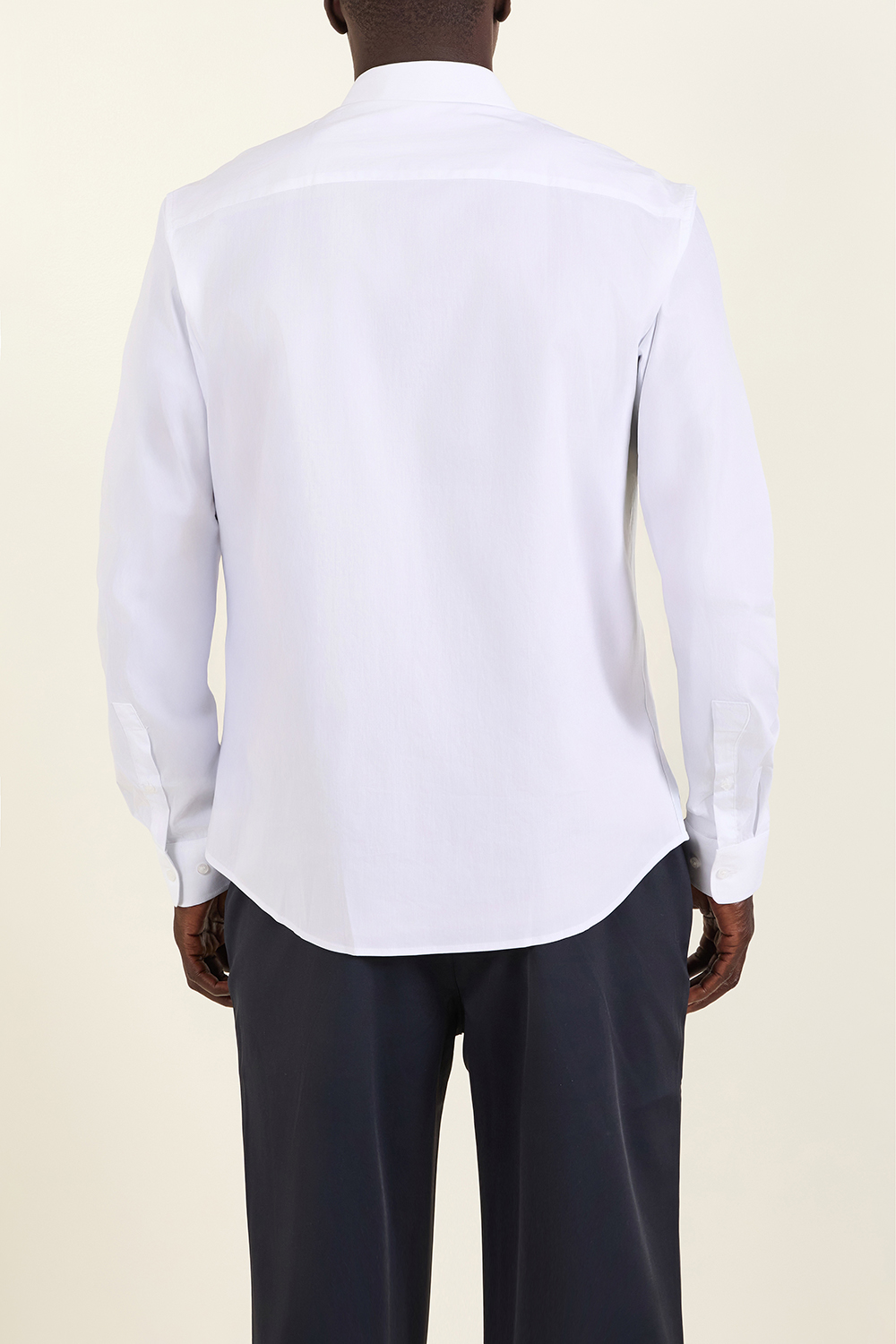 תמונת דוגמן אחורית של חולצה מכופתרת