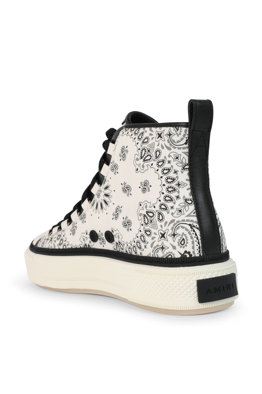 תמונה אחורית של נעלי סניקרס בנדנה