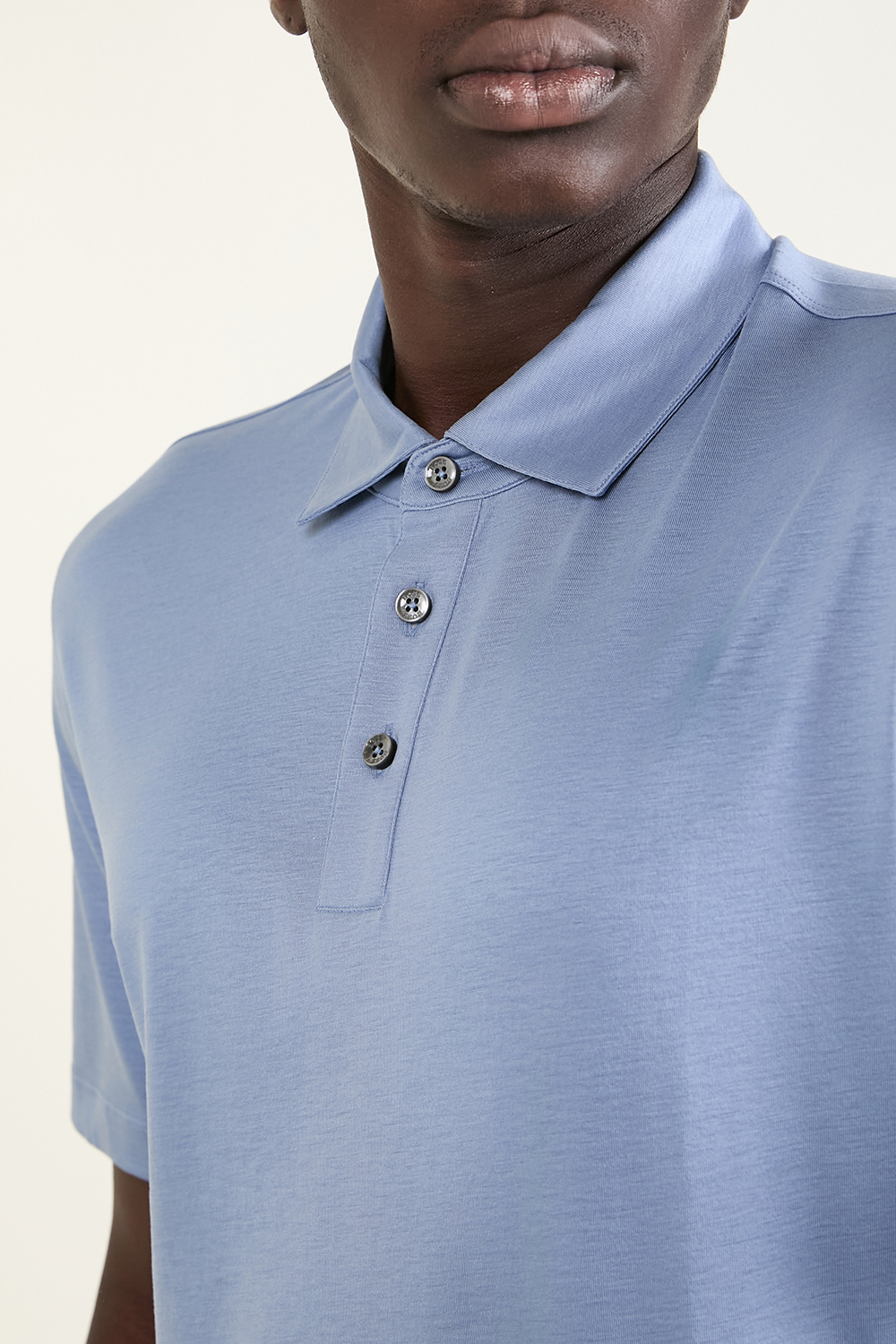 תמונת תקריב דוגמן של חולצת פולו קצרה