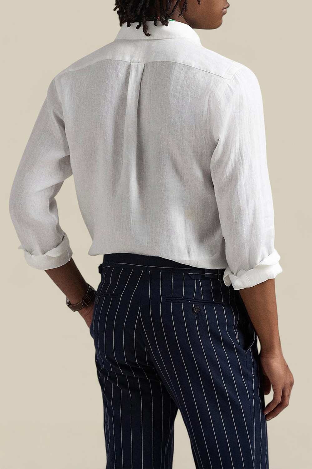 תמונת דוגמן אחורית של חולצת כפתורים מפשתן