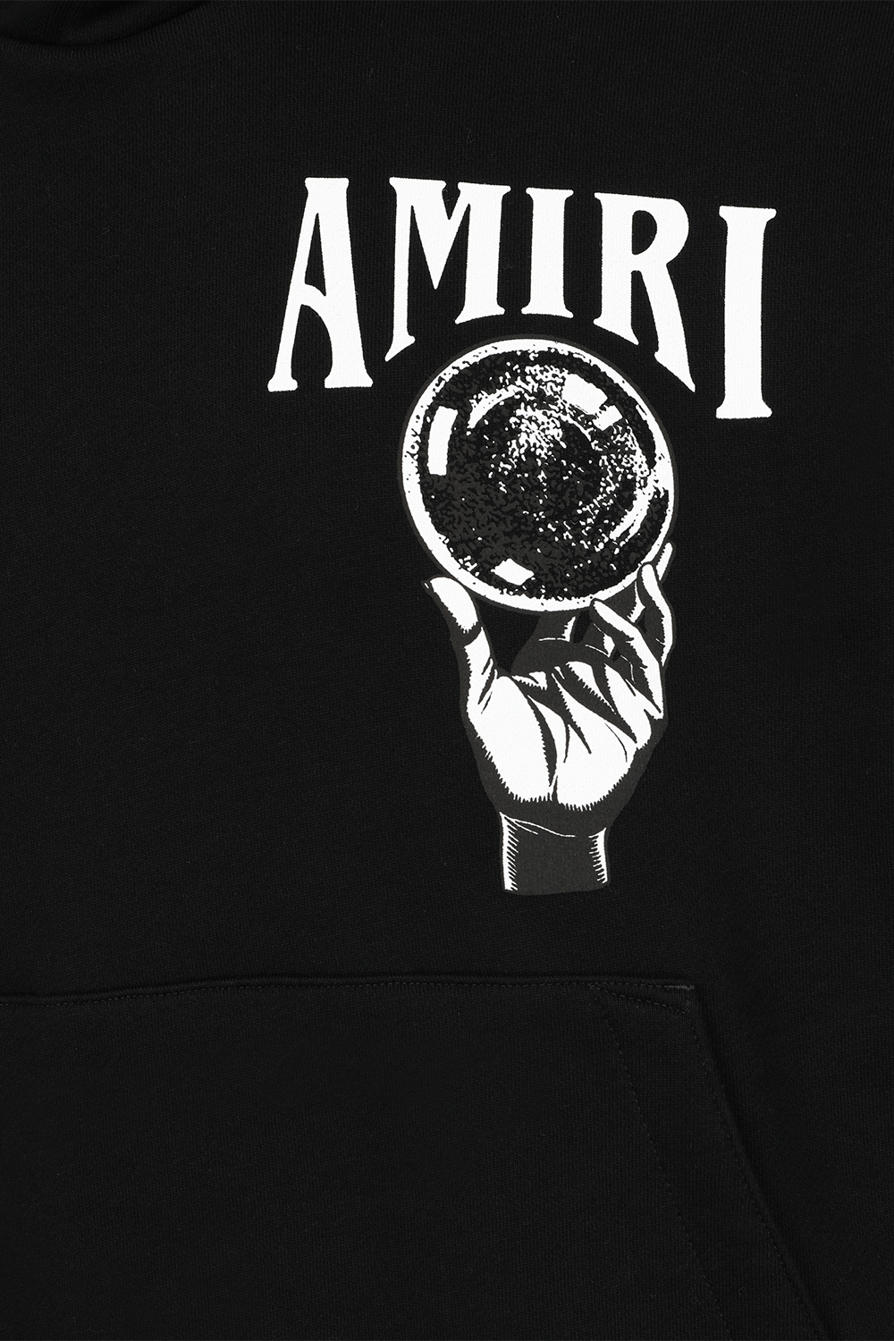 תמונת תקריב של סווטשירט קפוצ'ון מכותנה עם הדפס כדור בדולח