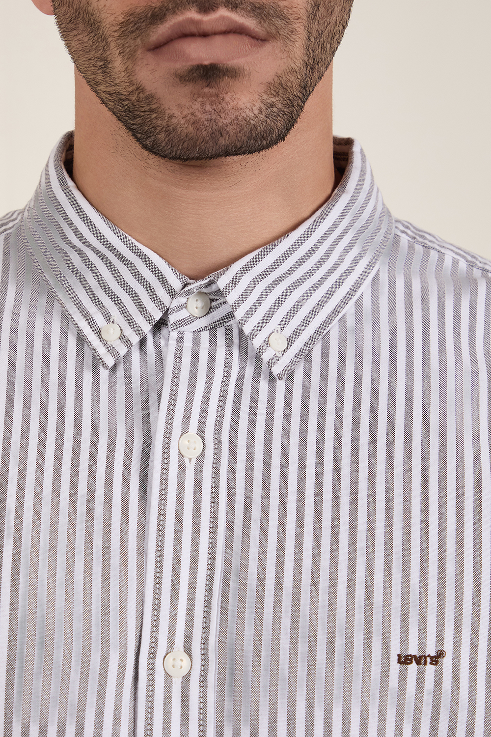 תמונת תקריב דוגמן של חולצת כפתורים