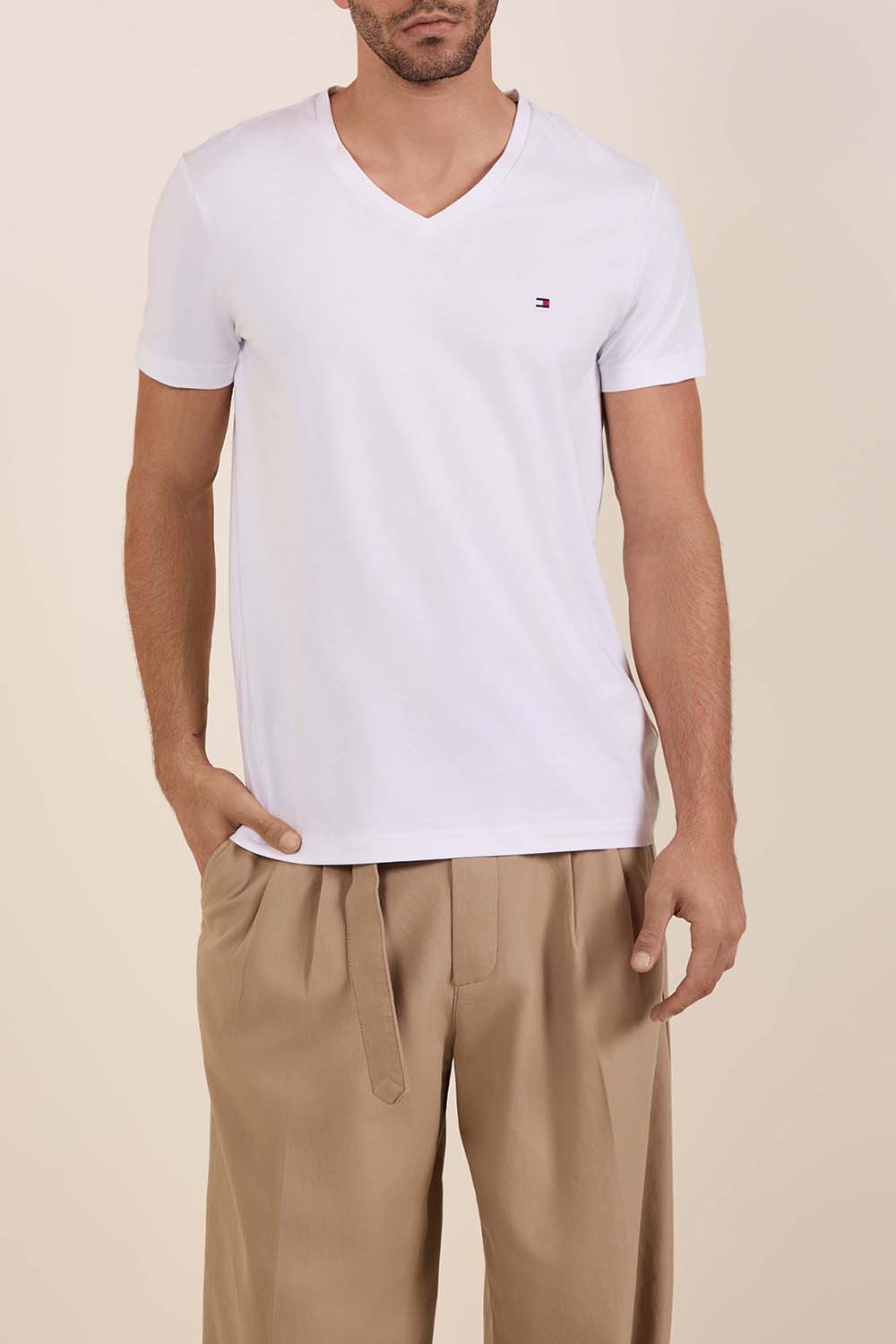 תמונת דוגמן קידמית של חולצת טי סלים פיט