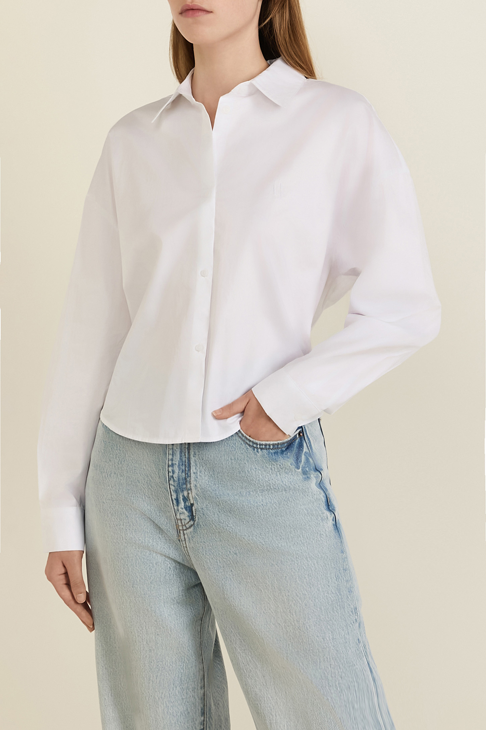 תמונת דוגמן קידמית של חולצת כפתורים קרופ