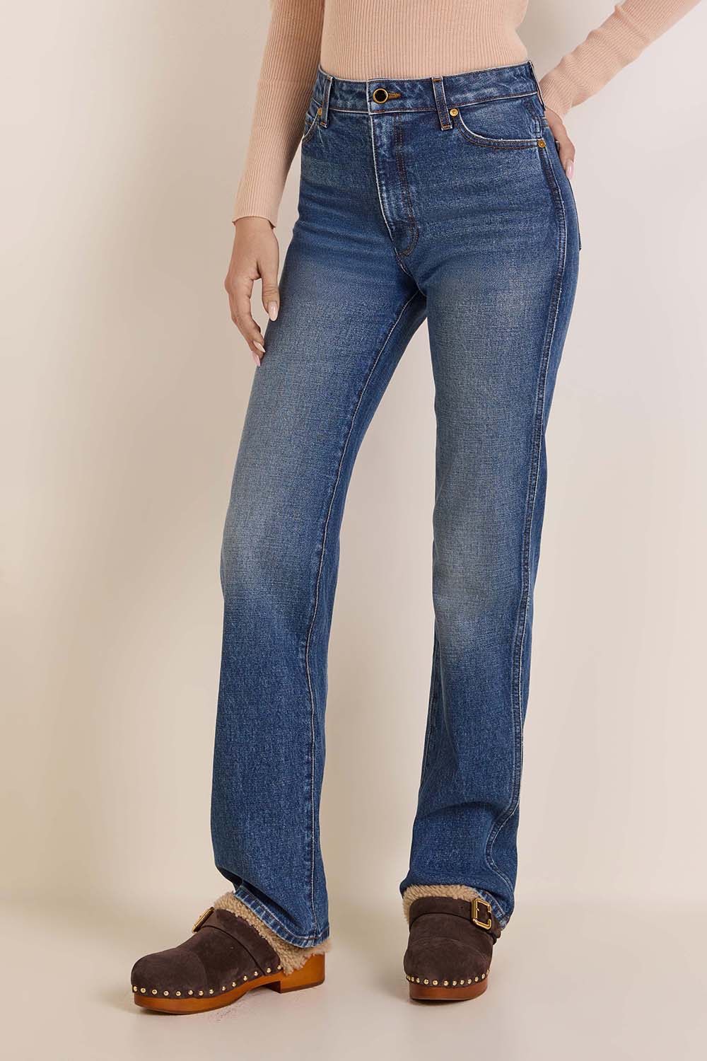 תמונת דוגמן קידמית של מכנסי ג'ינס בגזרה ישרה