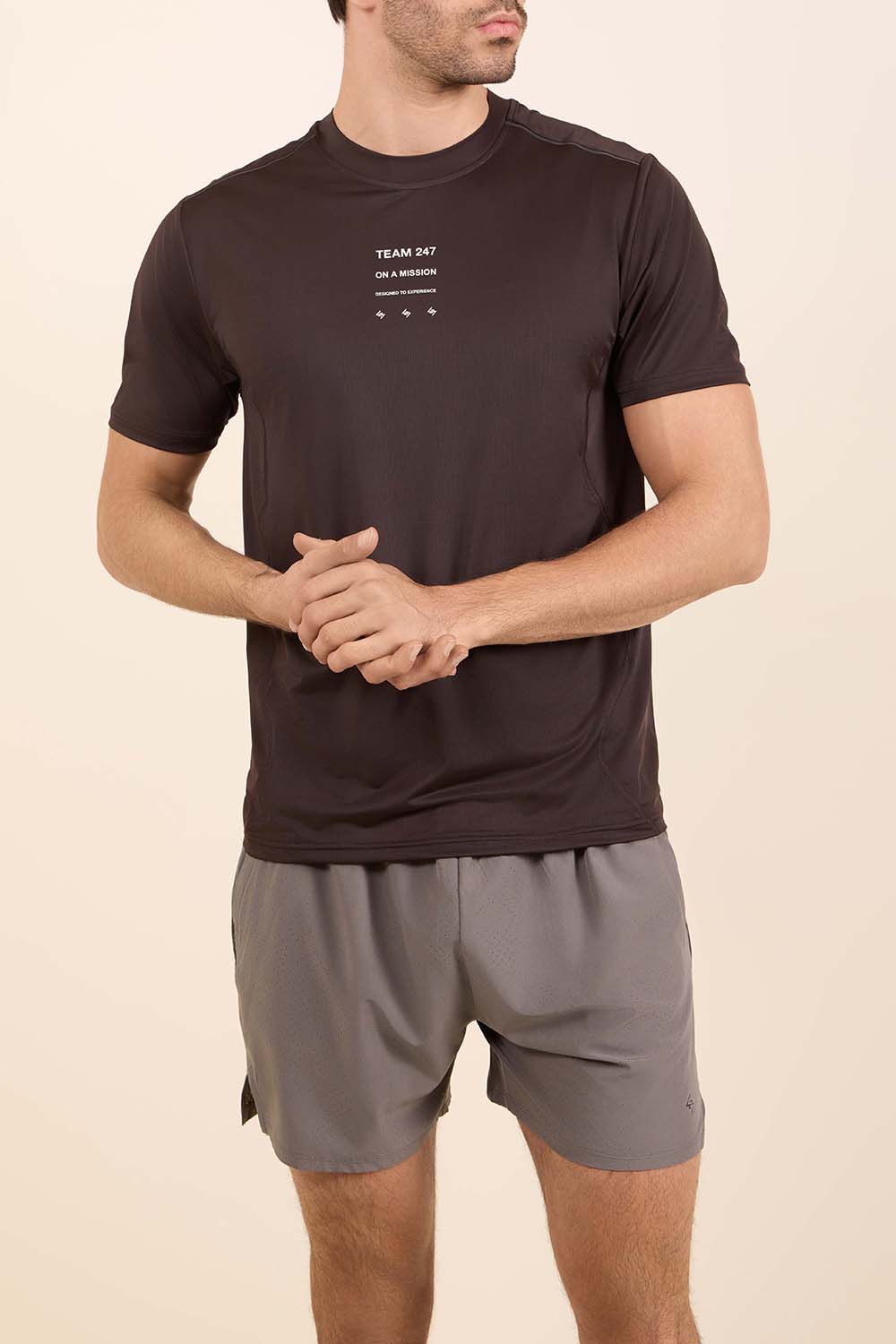 תמונת דוגמן קידמית של חולצת טי לאימון טרק 247