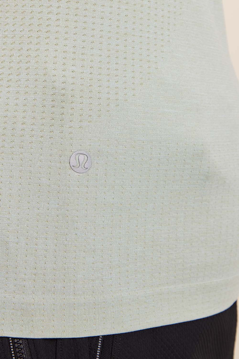 תמונת תקריב דוגמן של Metal Vent Tech Short-Sleeve Shirt