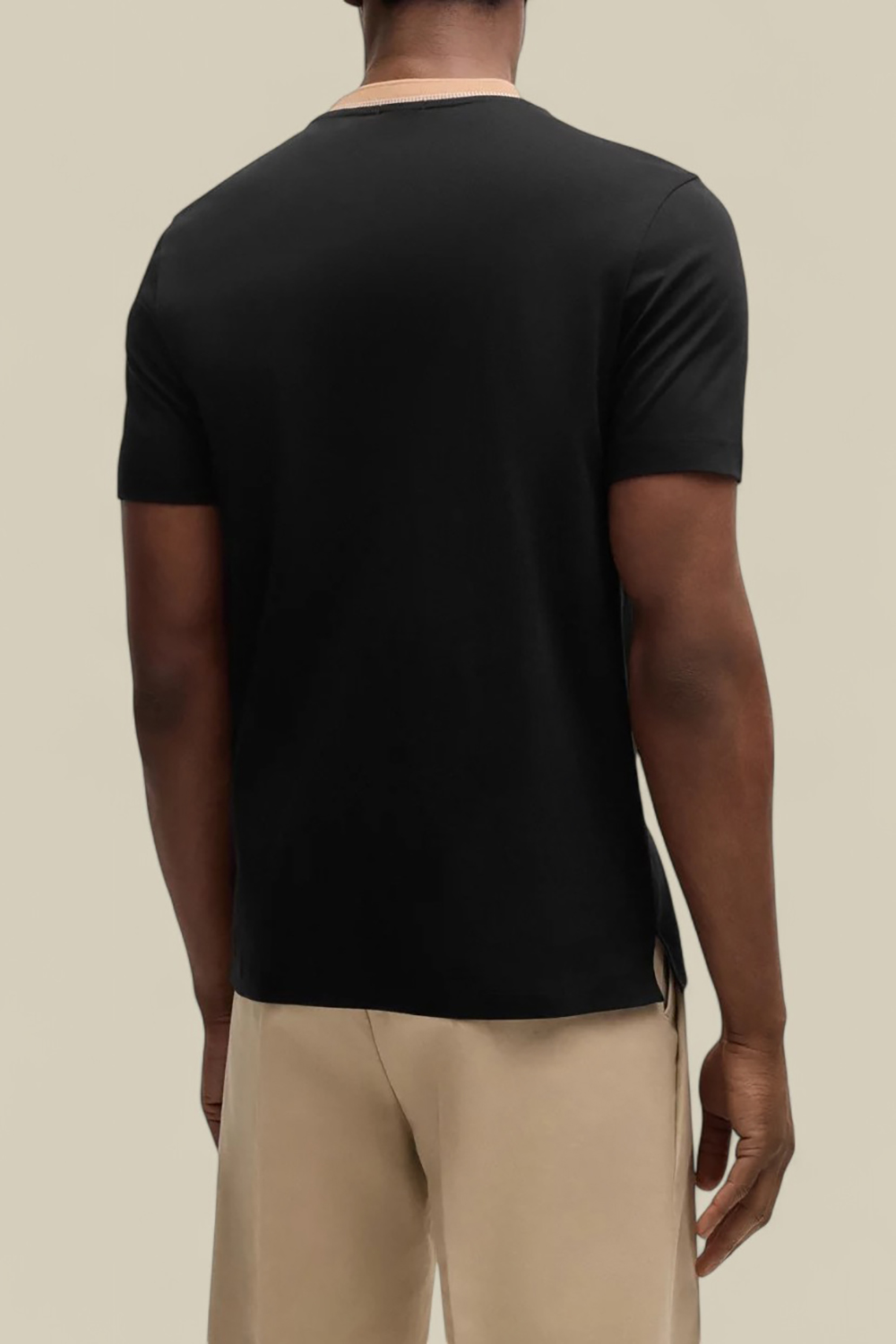 תמונת דוגמן אחורית של חולצת טי