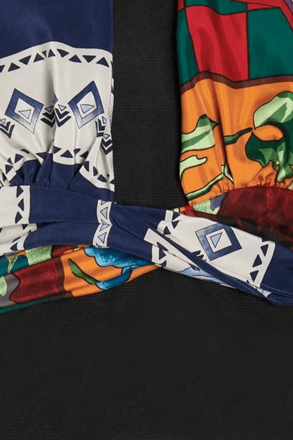 תמונת תקריב של חולצה קצרה שחורה עם עיטור בנדנה צבעונית