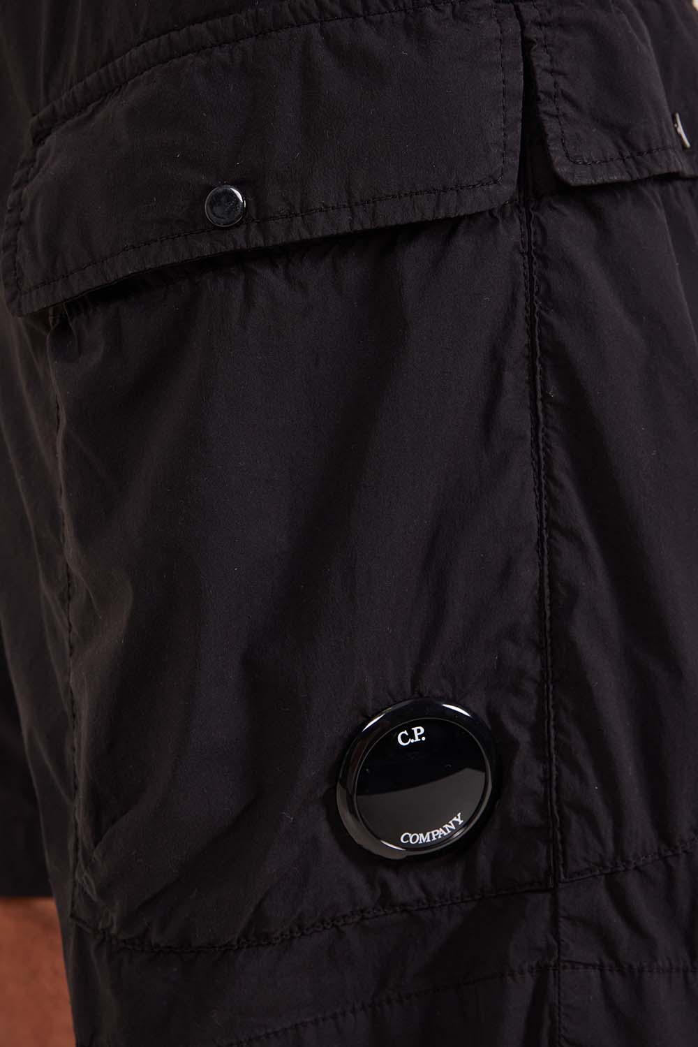 תמונת דוגמן אחורית של מכנסי קרגו קצרים