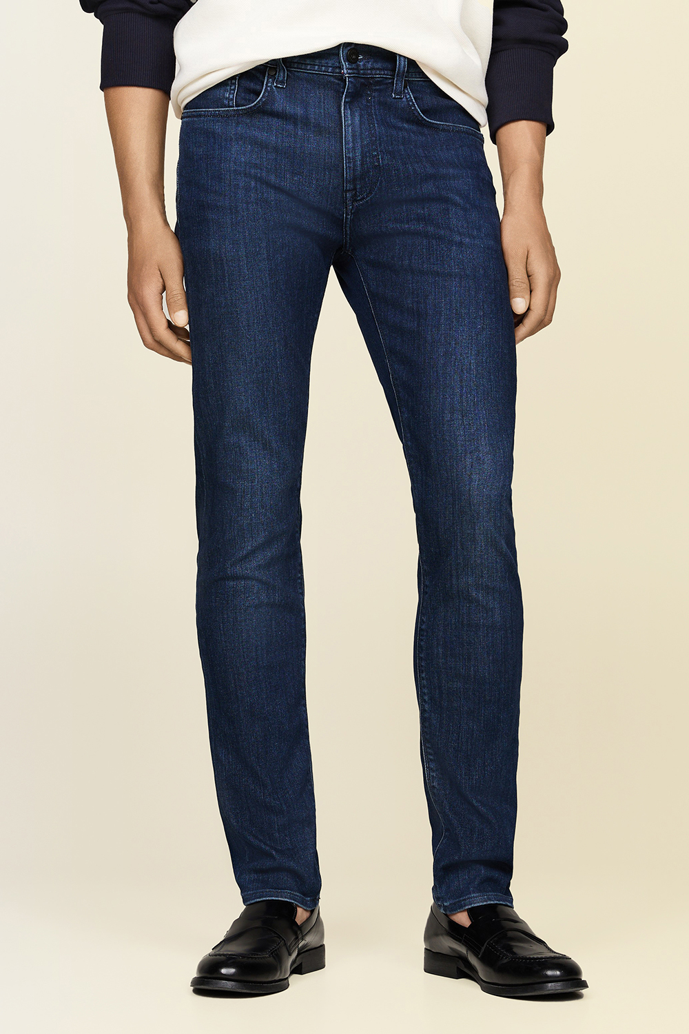 תמונת דוגמן קידמית של מכנסי ג'ינס סלים