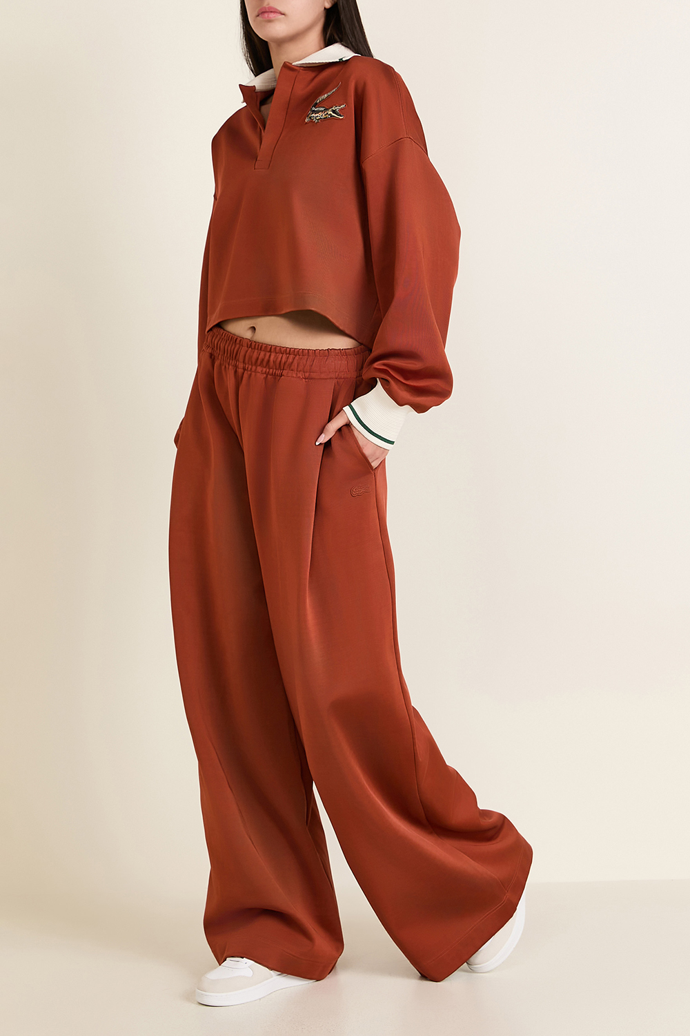 תמונת דוגמן קידמית של נעלי סניקרס טי-קליפ