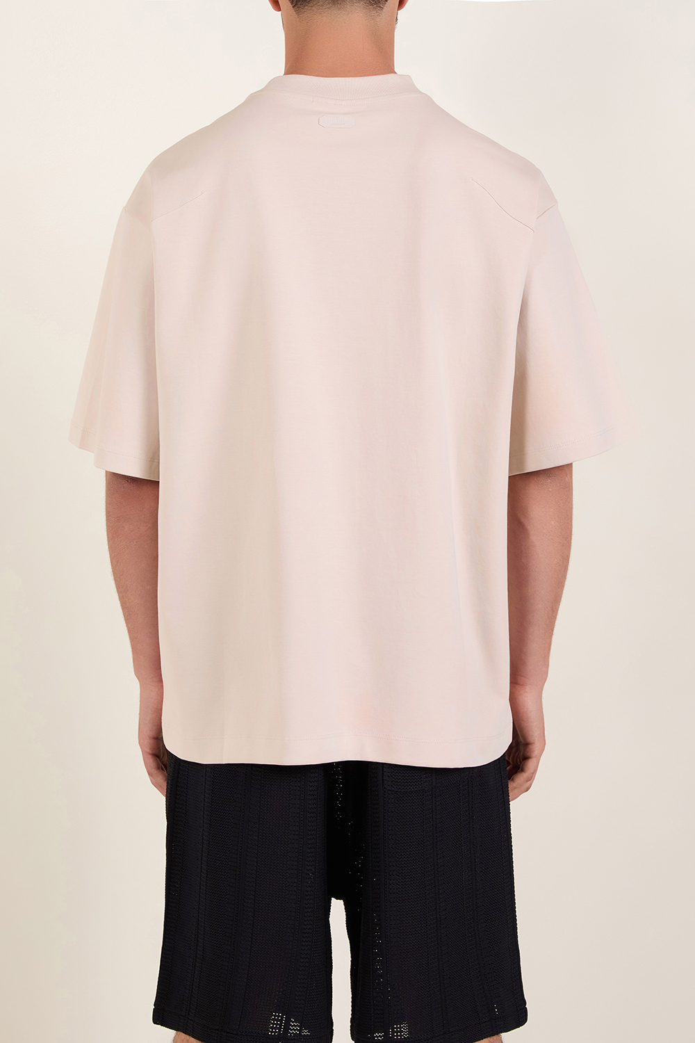 תמונת דוגמן אחורית של חולצת טי אוברסייז