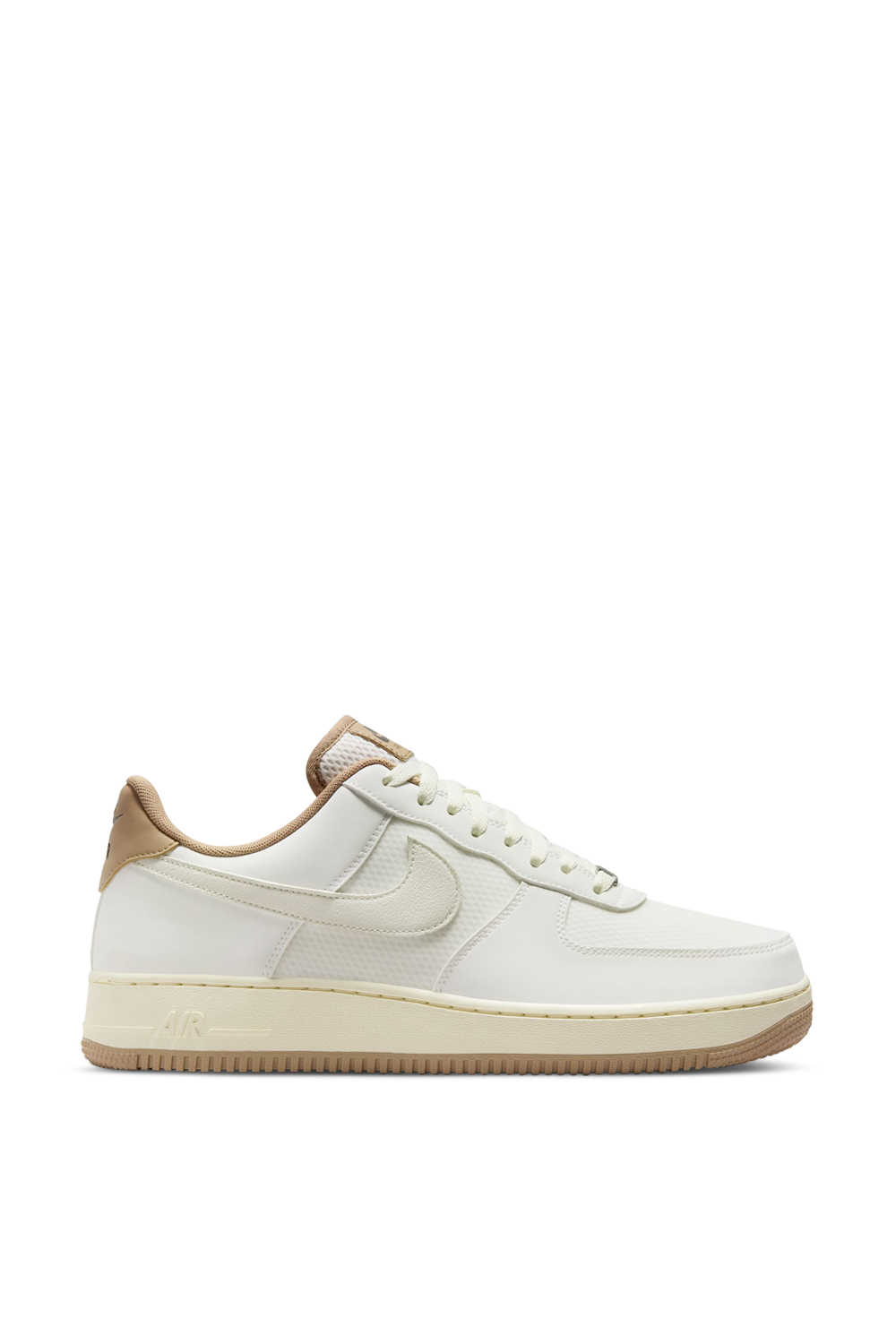 תמונה קידמית של נעלי סניקרס אייר פורס 1