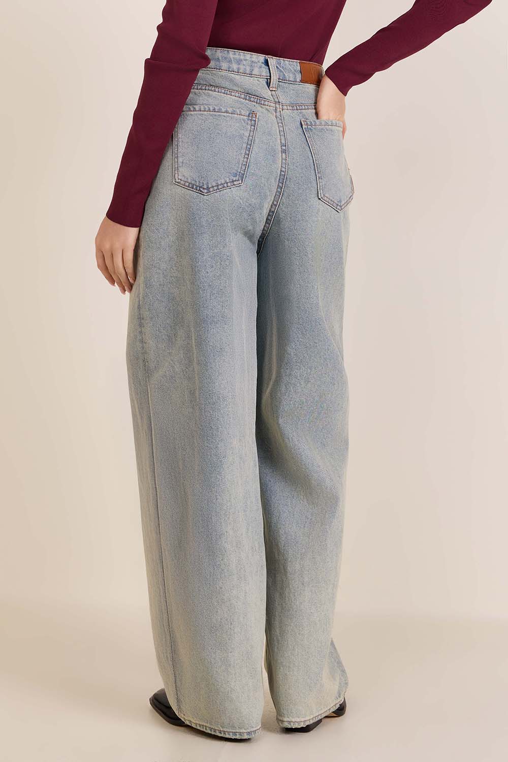 תמונת דוגמן אחורית של מכנסי ג'ינס בגזרה ישרה